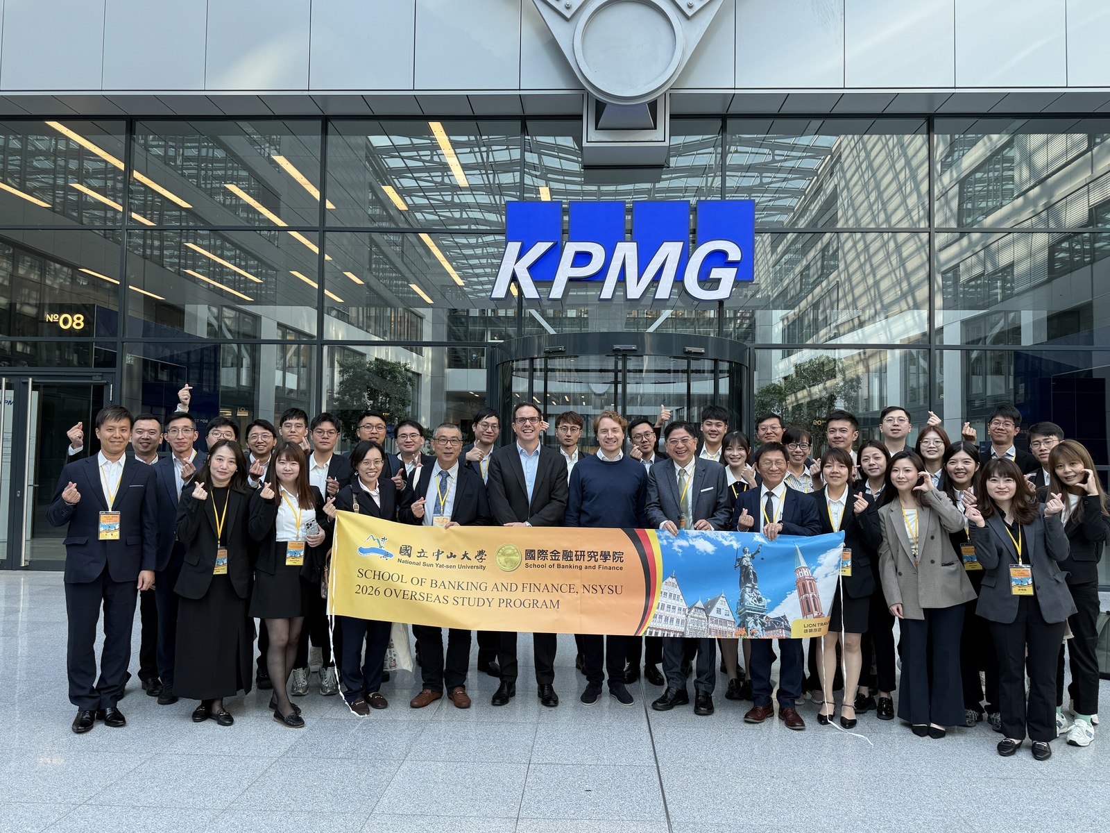 First row, banner holders, second from the left: Chih-Wen Kuo, Dean of the School of Banking and Finance; Daniel Müller, Partner of KPMG Financial Services, Germany; Christoph Betz, Partner of KPMG Financial Services, Germany; Hung-Jeng Tsai, Director of the Center for Carbon Research and Solutions; Niven Huang, Managing Director of KPMG Sustainability Consulting Co., Ltd. in Taiwan.Image