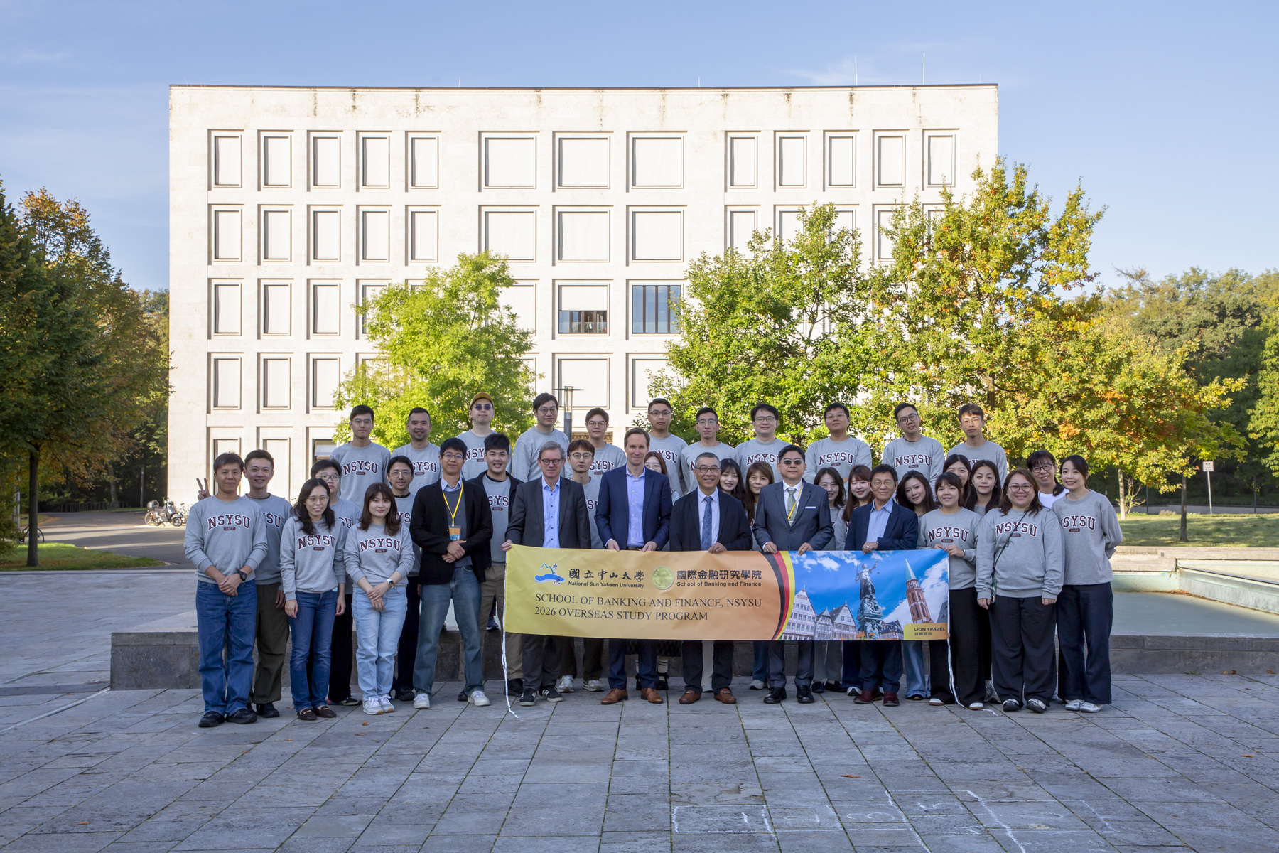 First row, holders of the banner from left: Dr. Alfons Weichenrieder, Professor of the Faculty of Economics and Business, Goethe University Frankfurt; Dr. Christian Jansen, CEO of Goethe Business School; Chih-Wen Kuo, Dean of the School of Banking and Finance; Hung-Jeng Tsai, Director of the Center for Carbon Research and Solutions; Niven Huang, Managing Director of KPMG Sustainability Consulting Co., Ltd. in Taiwan.Image