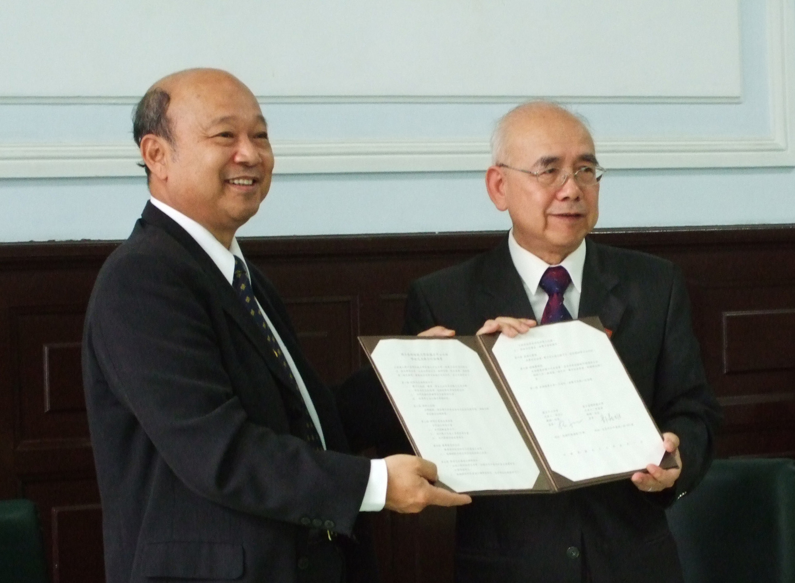 中山大學校長張宗仁（左）與臺師大校長郭義雄（右）簽訂學術交流與合作協議書圖片