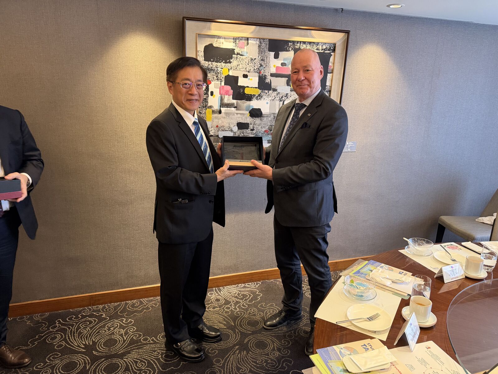 NSYSU Vice President Dr. Bor-Ching Sheu (left) presents a commemorative gift to KTH President Anders Söderholm.Image