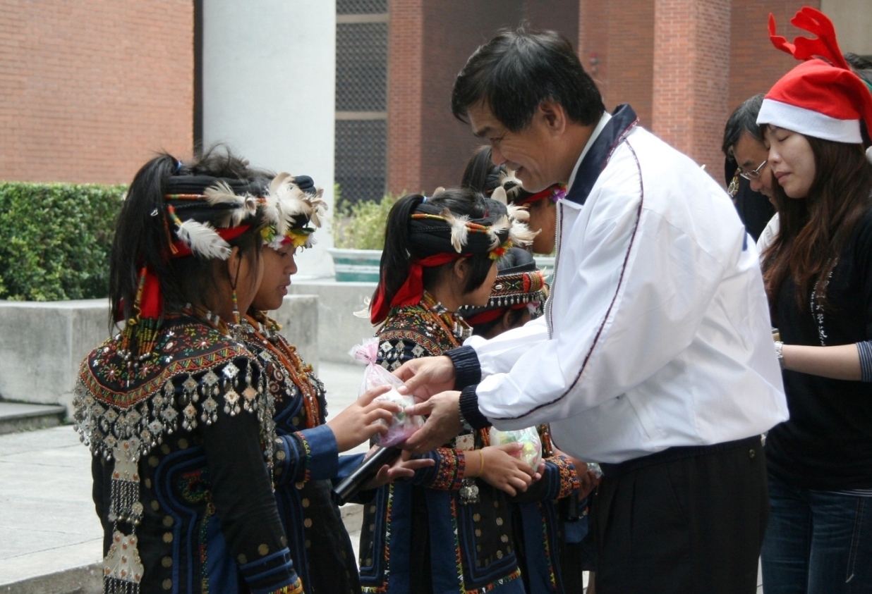 中山大學送孩子們聖誕禮物圖片