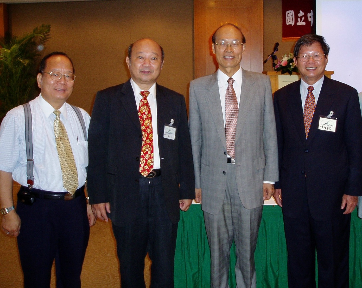 左起:執行長黃英忠,校長張宗仁,台灣菸酒公司董事長黃營杉,慶富造船董事長陳慶男.圖片