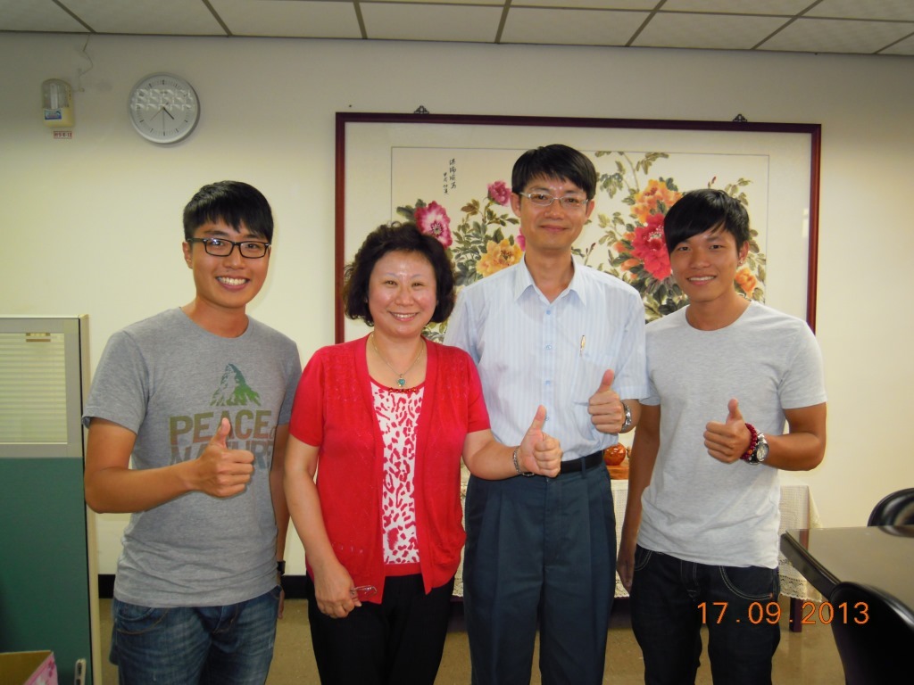 與學務長和副學務長合影圖片