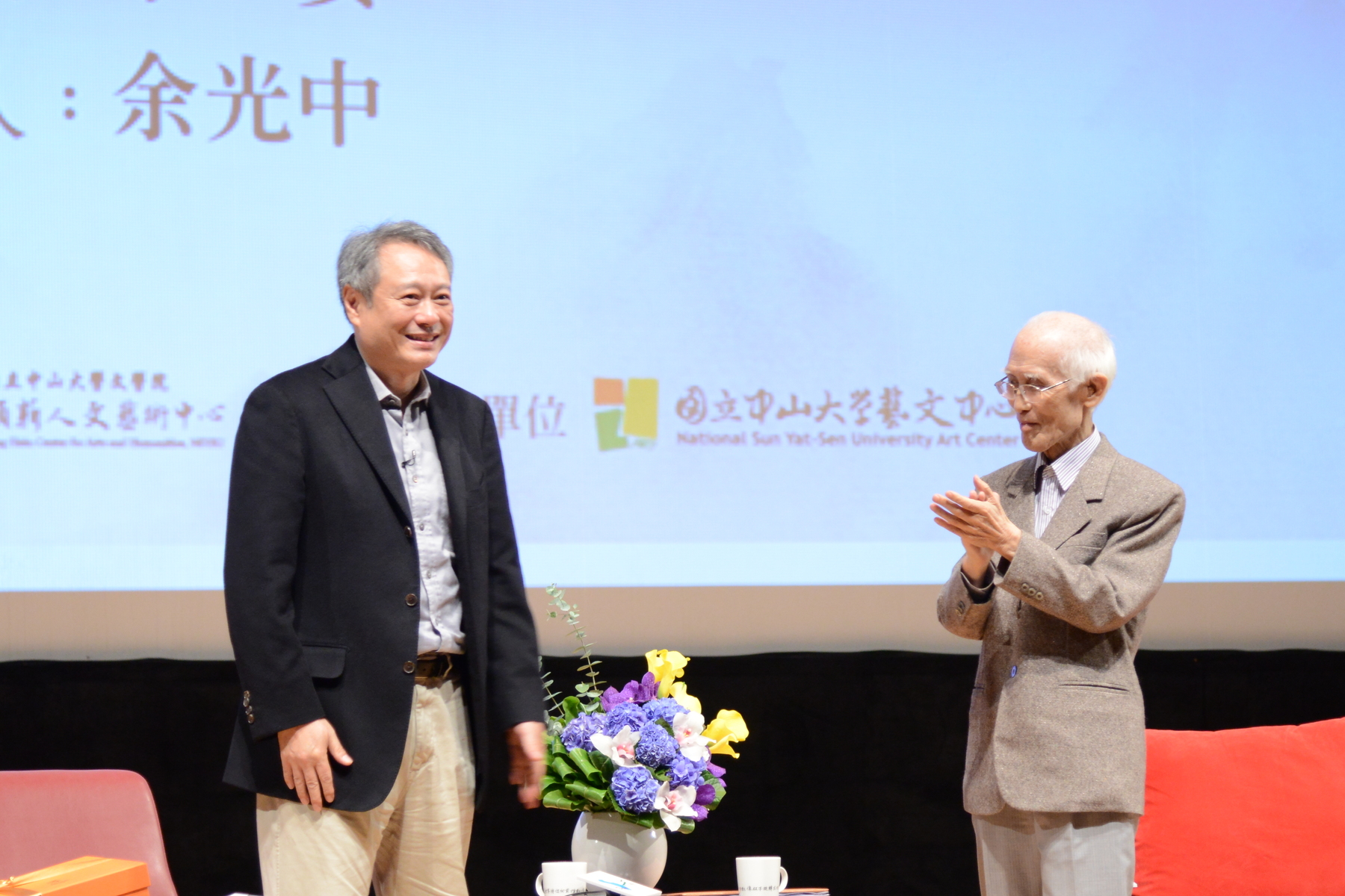 全場報以熱烈掌聲圖片