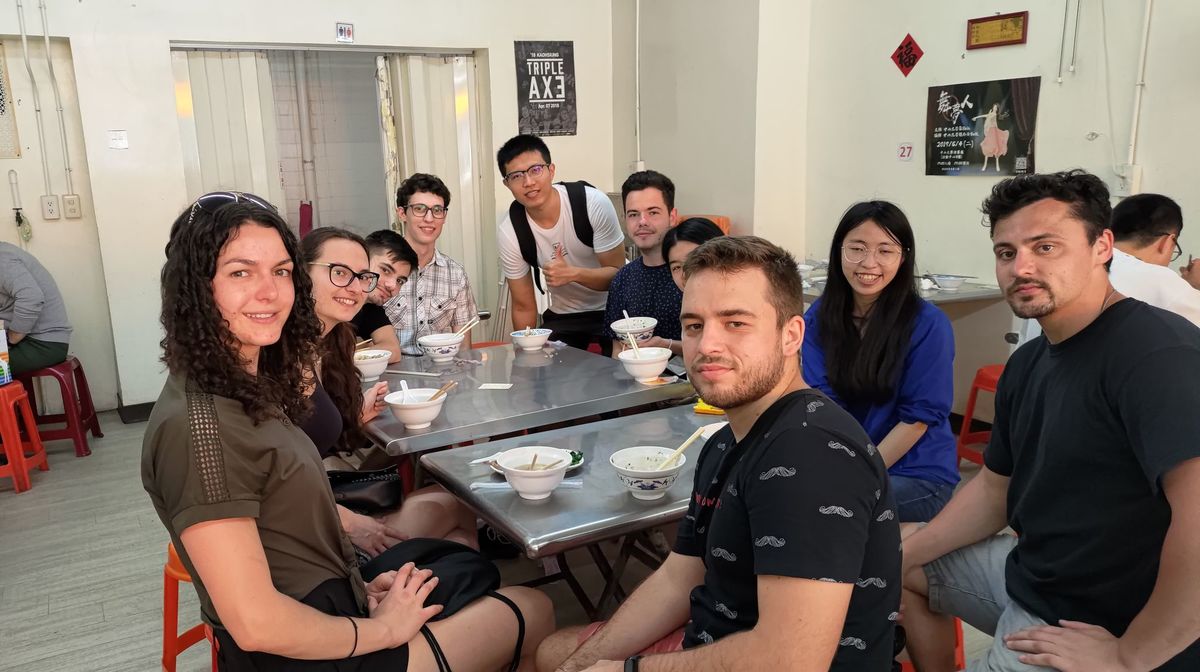 Student buddies took the Czech students on a foodie trip to Yancheng District.