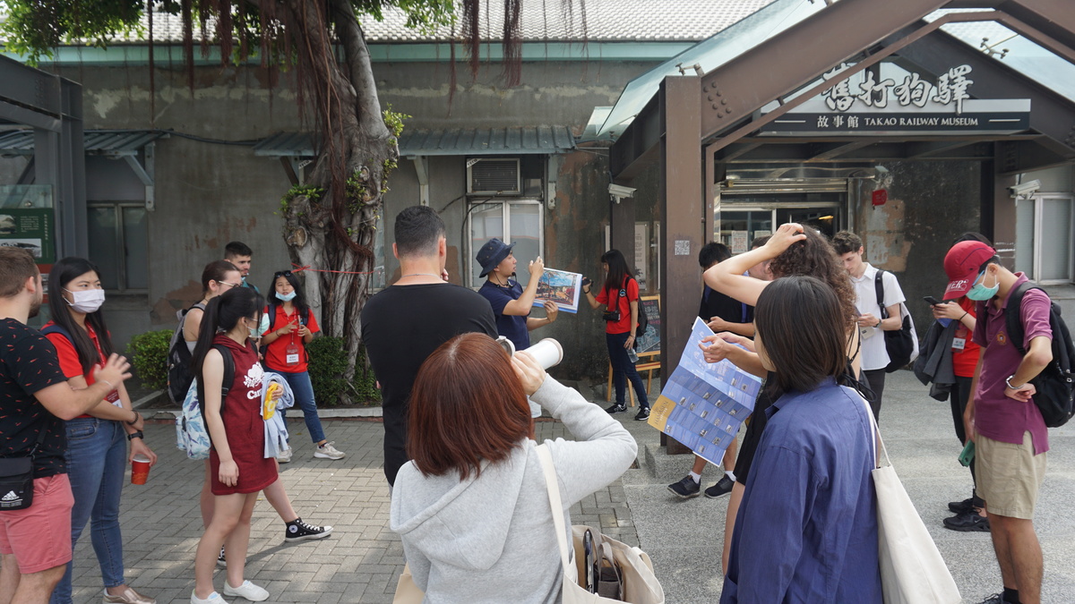 A tour guide of Takao Renaissance Association took the students on a walk around Hamasen District and told them about the history, architecture, and culture surrounding the campus.