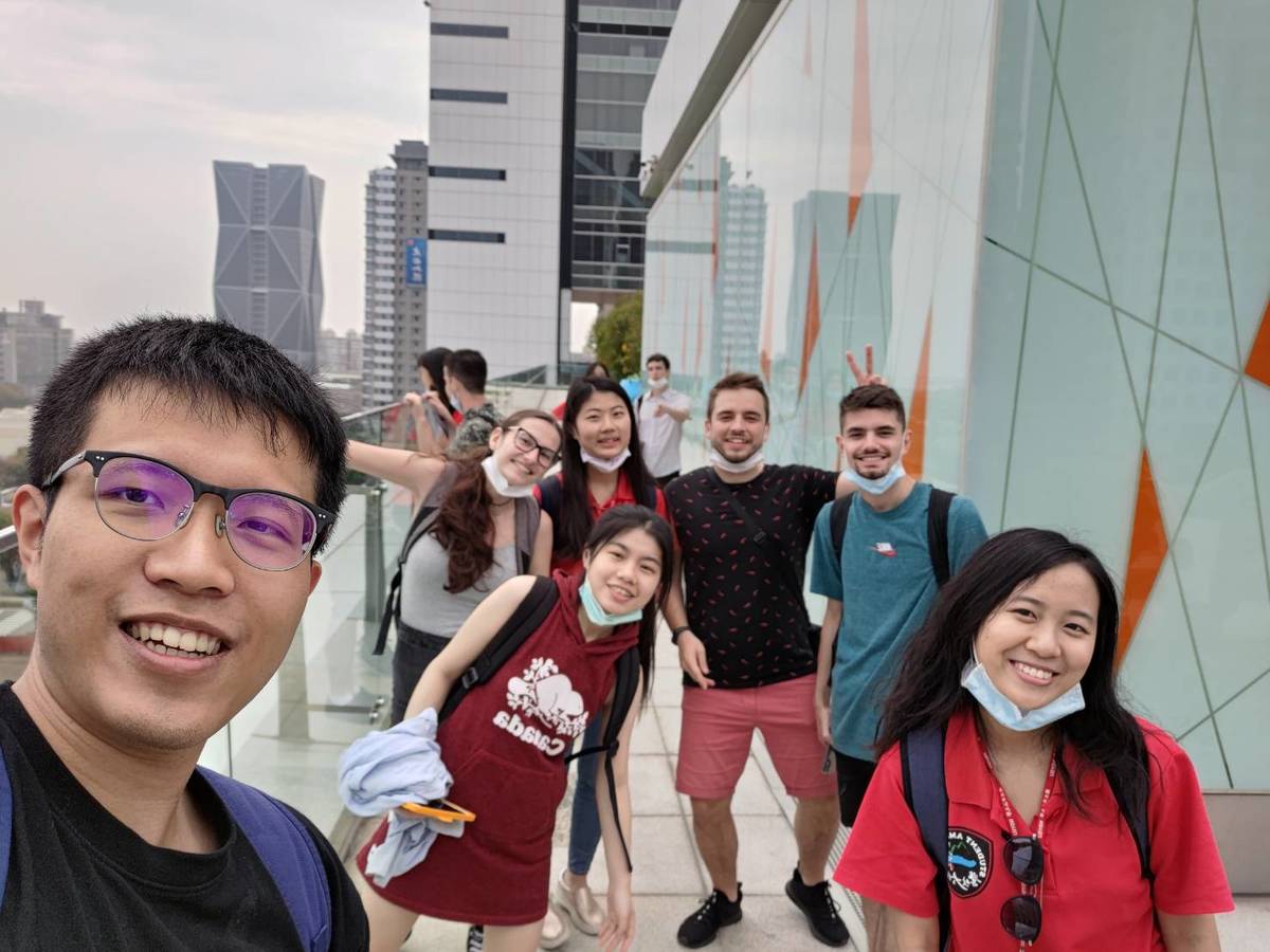 Student ambassadors and buddies introduced Czech students on a tour and talked about the architecture of “Asia New Bay Area”, including the characteristic Kaohsiung Public Library and its green building concept.