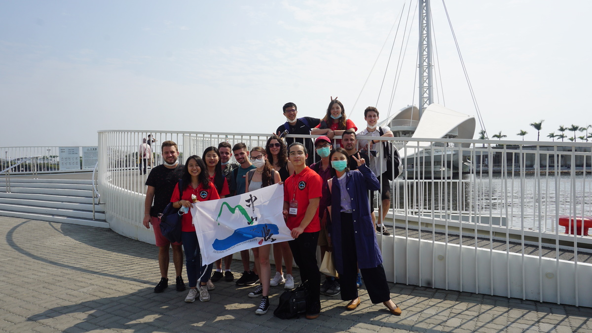 Students visited Pier-2 Art Center