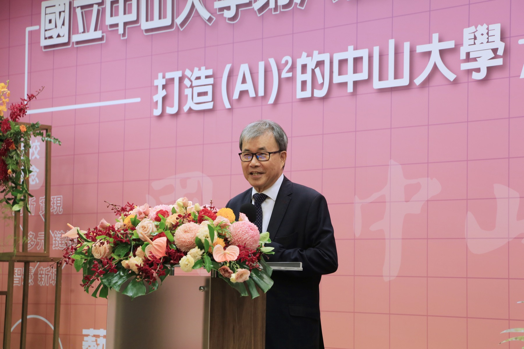 During his congratulatory address, Minister of Education Ying-Yao Cheng humorously remarked, "The person daring to take on this heavy load is truly courageous!" He praised the new President, Chih-Peng Li, for his great courage and extended his heartfelt blessings.