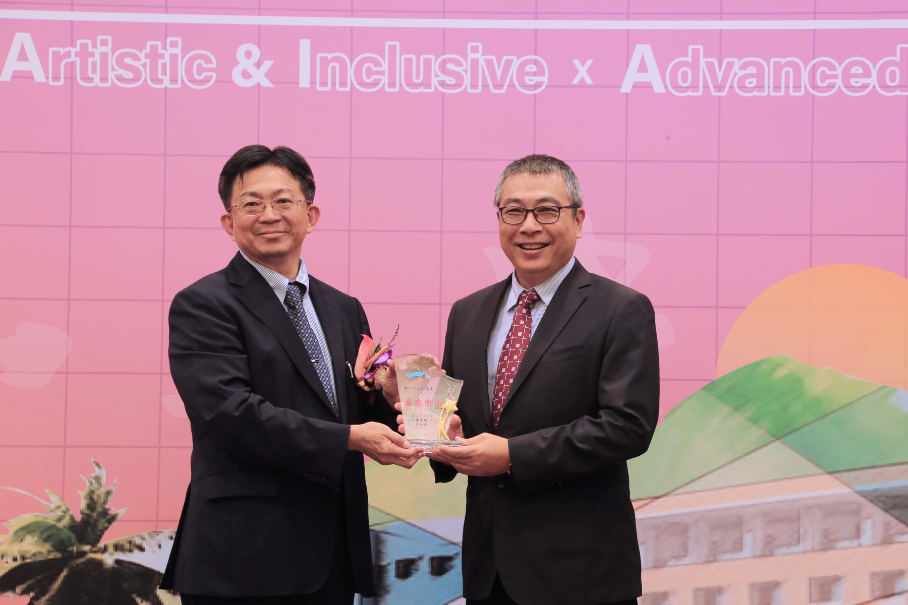 New President Chih-Peng Li (left) extended his gratitude to Interim President Chih-Wen Kuo.