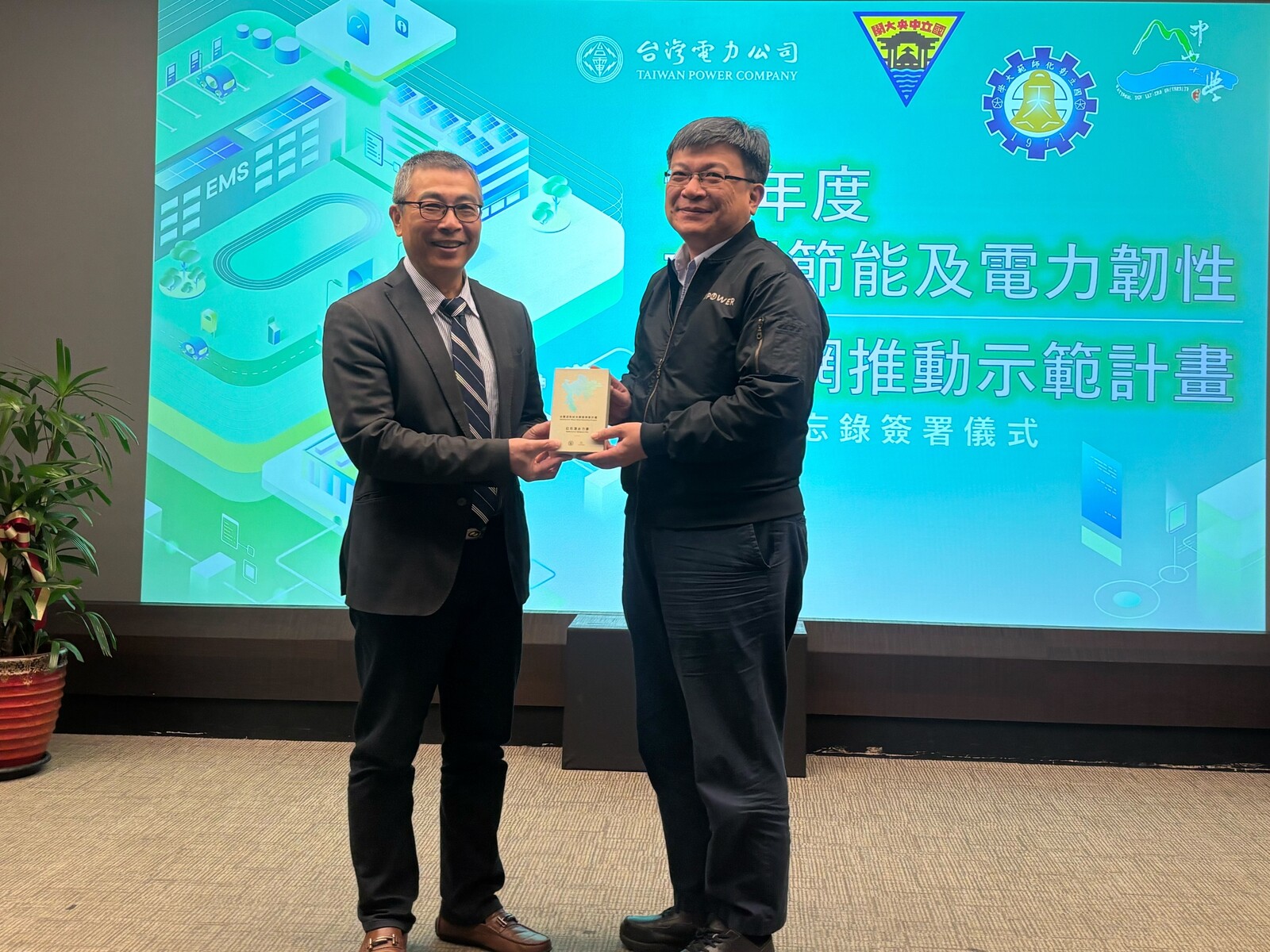 Taipower Chairman Wen-Sheng Tseng (right) presents a commemorative gift to NSYSU Senior Vice President Chih-wen Kuo (left).Image
