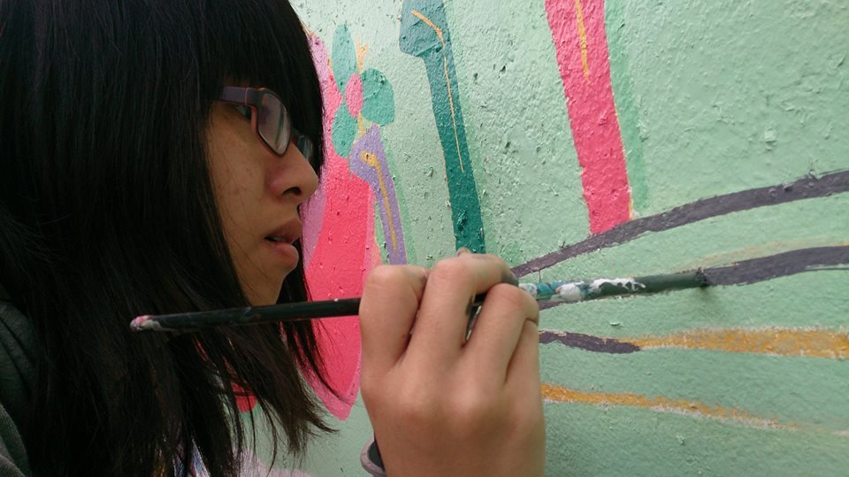同學專注的彩繪圖片
