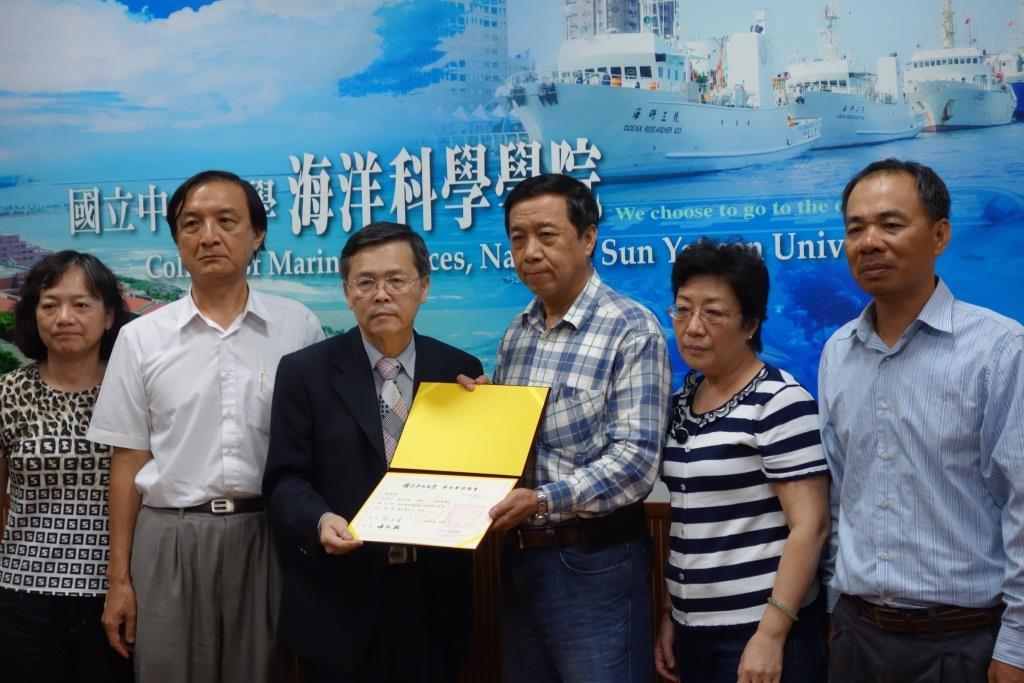 致贈畢業證書予家屬留念圖片
