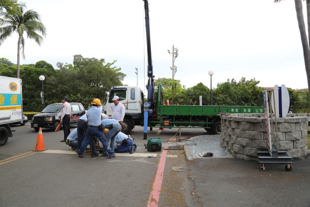 出動大型機具抽離電纜線圖片