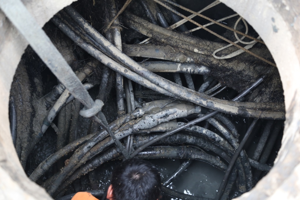 錯綜複雜高壓電纜圖片
