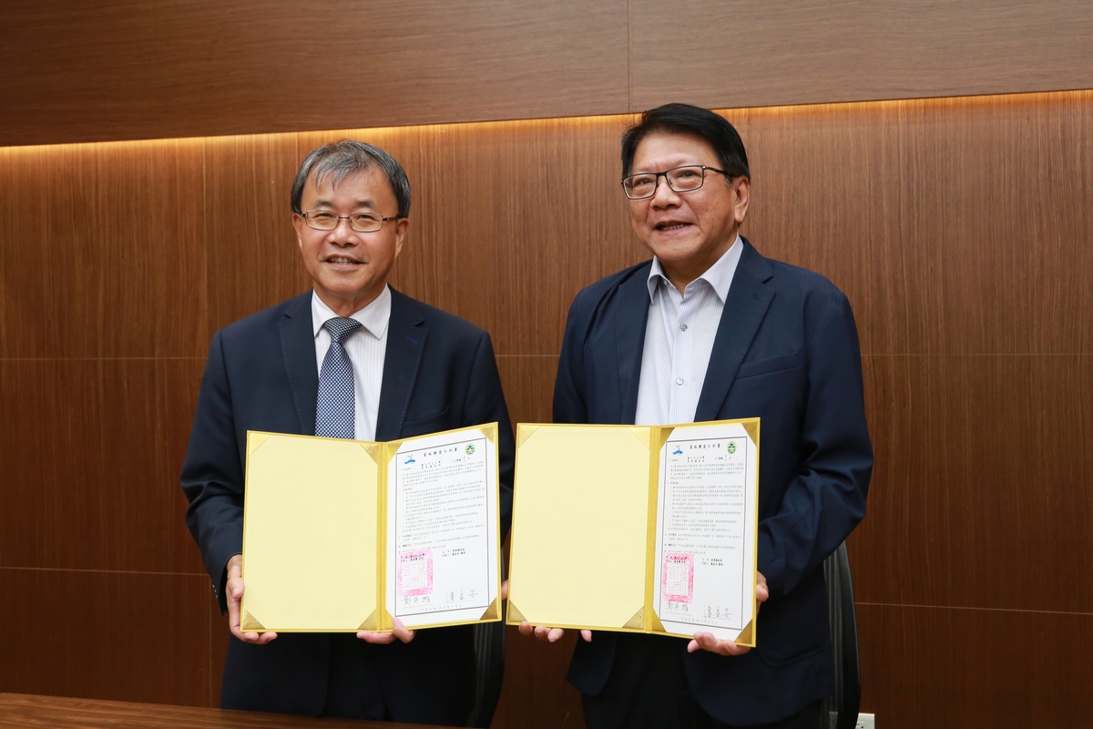 NSYSU President Ying-Yao Cheng signed a memorandum of understanding on collaboration with Pingtung County Mayor Men-An Pan, concerning the cultivation of medical personnel at the College of Medicine, which is in the process of establishment, to improve the availability of medical services in rural areas.