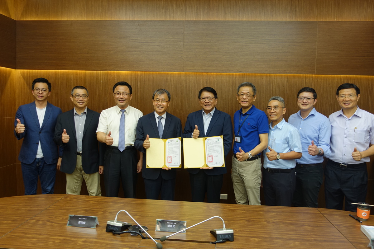 With outstanding alumnus of NSYSU – CEO of Brogent Technologies C.H. Ouyang (fourth from the right), Senior Vice President I-You Huang (third from the left), Vice President for International Affairs Chih-Wen Kuo (second from the left), Director of the Department of Urban and Rural Development of the Pingtung City Government I-Te Li (second from the right) and other distinguished guests as witnesses, NSYSU President Ying-Yao Cheng signed a memorandum of understanding on collaboration with Pingtung County Mayor Men-An Pan. In the future, NSYSU will help provide first-line medical professionals and newest medical technologies to improve the quality of healthcare in Pingtung County and safeguard citizens’ health.