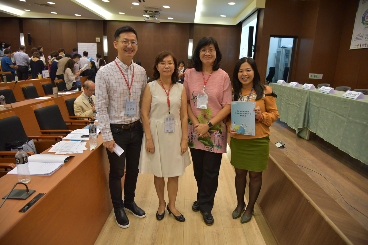 From the left are Associate Professor Chia-Wei Tang and Director Hsueh-Hua Chuang of the Institute of Education and participating school representatives.