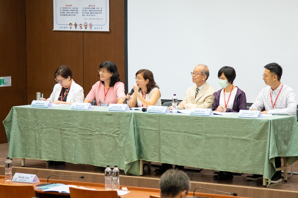 From the left is the Principal of Municipal Ruei Feng Junior High School Mei-Lin Chia, Principal of Kaohsiung Girls’ Senior High School Hsiang-Yin Lin, Director Hsueh-Hua Chuang of the Institute of Education at NSYSU, Deputy Executive Secretary of the MOE Primary and Secondary Education Internationalization Office Ching-Tsai Wong, a representative of the K-12 Education Administration, Associate Professor Chia-Wei Tang of the Institute of Education at NSYSU.