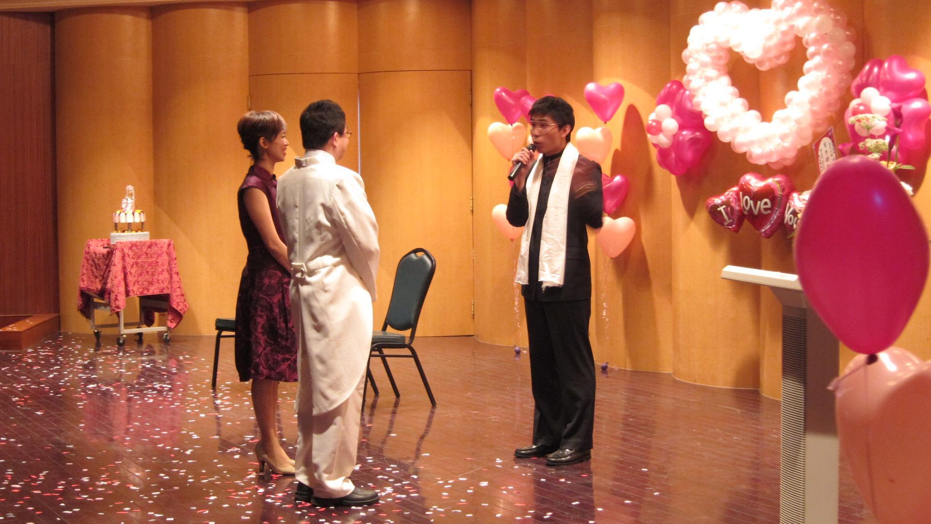 大四學生巧扮牧師為新人證婚圖片