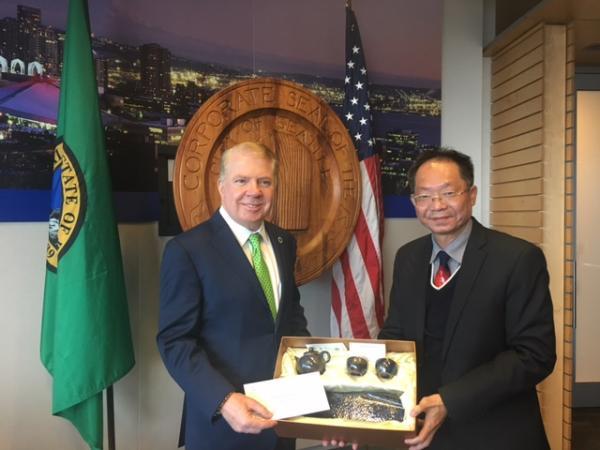 Dr. Chen Presenting Souvenirs and a Letter from Mayor Chen of Kaohsiung to Mayor MurrayImage