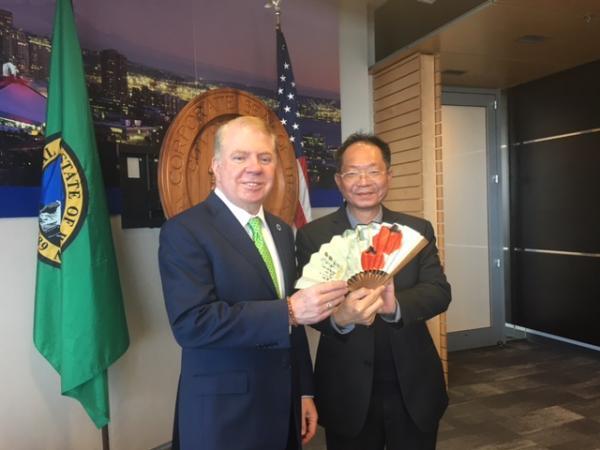Dr. Chen Presenting Hand-Drawn Fan from President Cheng of NSYSU to Mayor MurrayImage