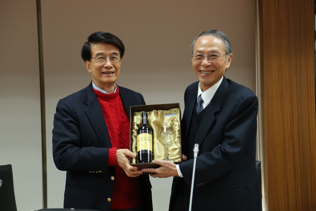 朱總校長致贈紀念品圖片