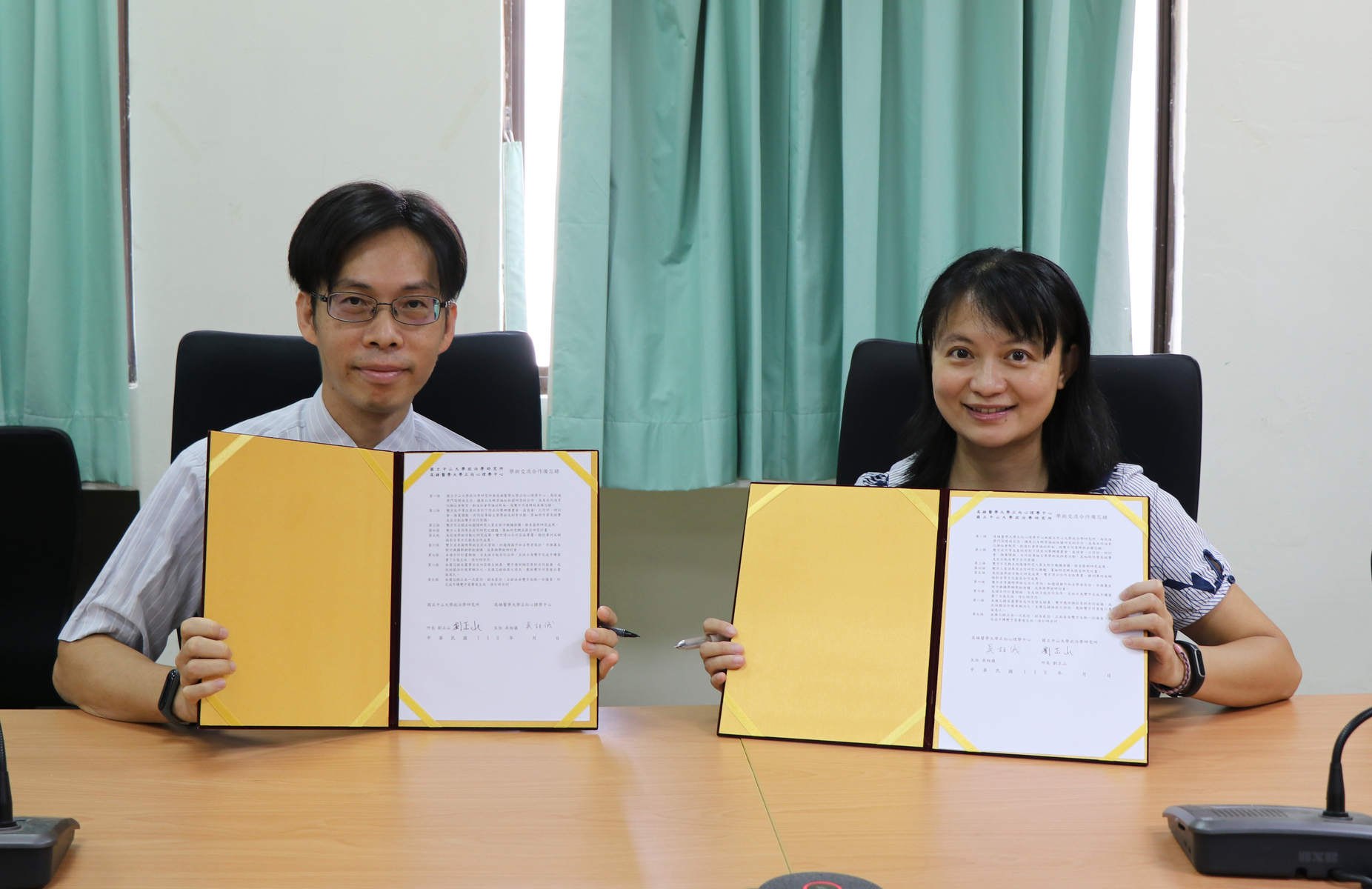 Director of NSYSU Institute of Political Science Cheng-Shan Liu and Director of Kaohsiung Medical University Positive Psychology Center Hsiang-Yi Wu signed a letter of intent on cooperation.Image