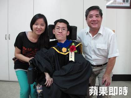 董庭吉克服肌萎障礙獲頒博士，與父親與姐姐開心合照。周昭平攝圖片