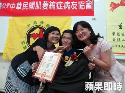 董庭吉（圖中）感謝高雄啟智學校老師林慧珠發掘鼓勵他。周昭平攝圖片