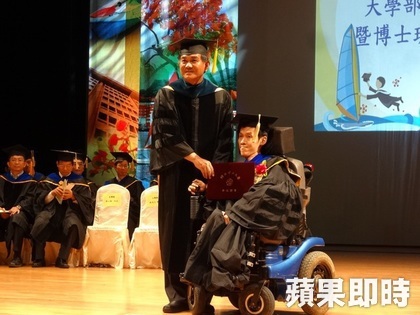 董庭吉在畢業典禮上接受校長楊弘敦（左）頒贈博士學位證書。翻攝畫面圖片