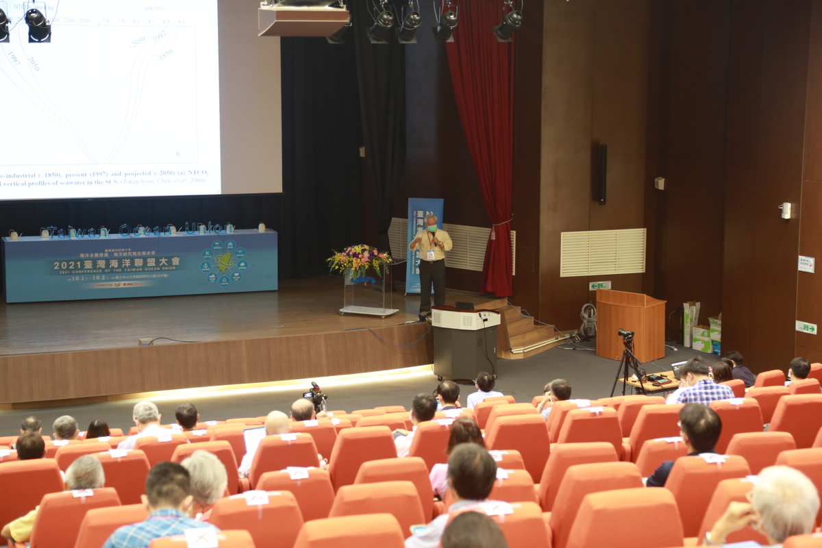 Professor of the Department of Oceanography and Dean of the College of Marine Sciences at NSYSU Chin-Chang Hung gave a lecture on possible strategies for Taiwan to achieve carbon neutrality.