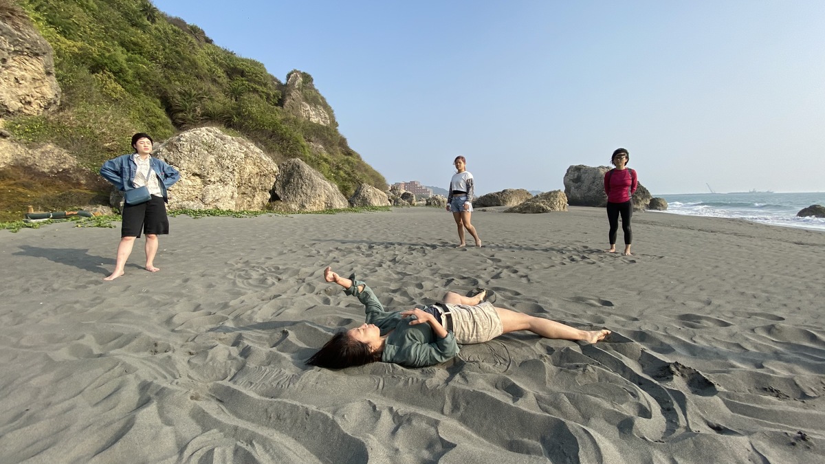 Artists guide the students to explore their body movements and interact with the coastal environment.Image
