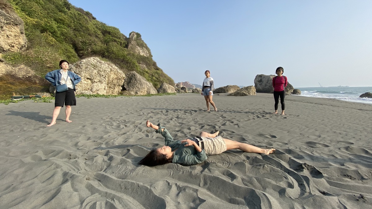 Artists guide the students to explore their body movements and interact with the coastal environment.