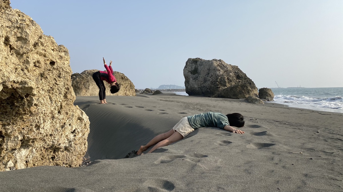 The performers merge in with the landscape and use their five senses to connect with the ever-changing coastal environment.Image