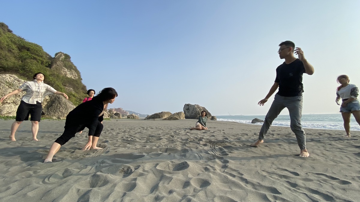 Improvisation workshop guides students to interact with natureImage