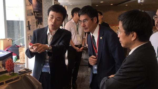 Distinguished Professor Tsung-Hsien Lin introduces the multifunction of the smart window to Minister Liang-Gee Chen.Image