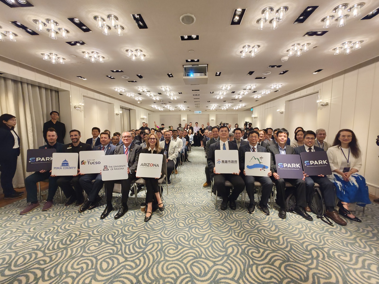 Backed by more than 20 technology companies from Taiwan and the United States, the Kaohsiung City Government, NSYSU, and U of A join forces to advance silicon photonics.Image