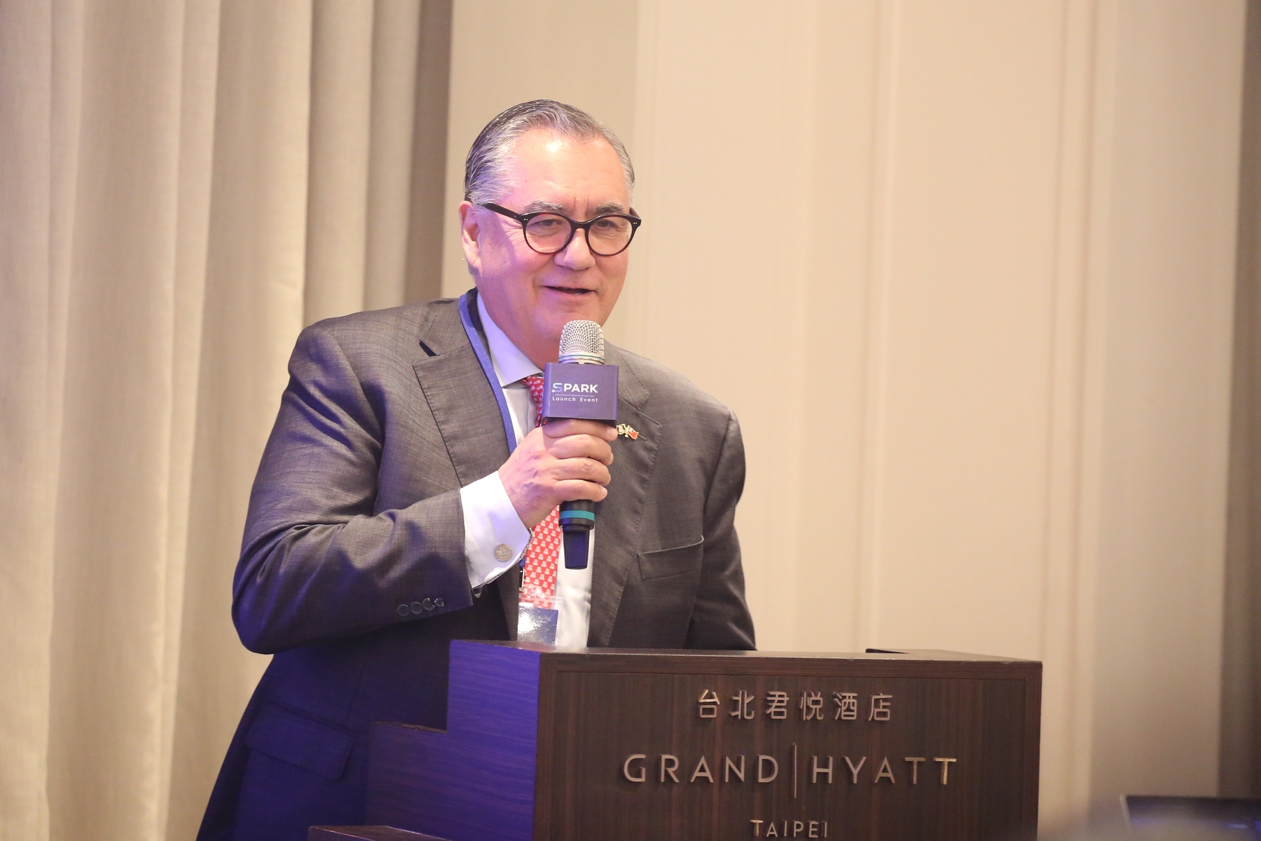 U of A Senior Vice President Tomas Diaz de la Rubia.Image