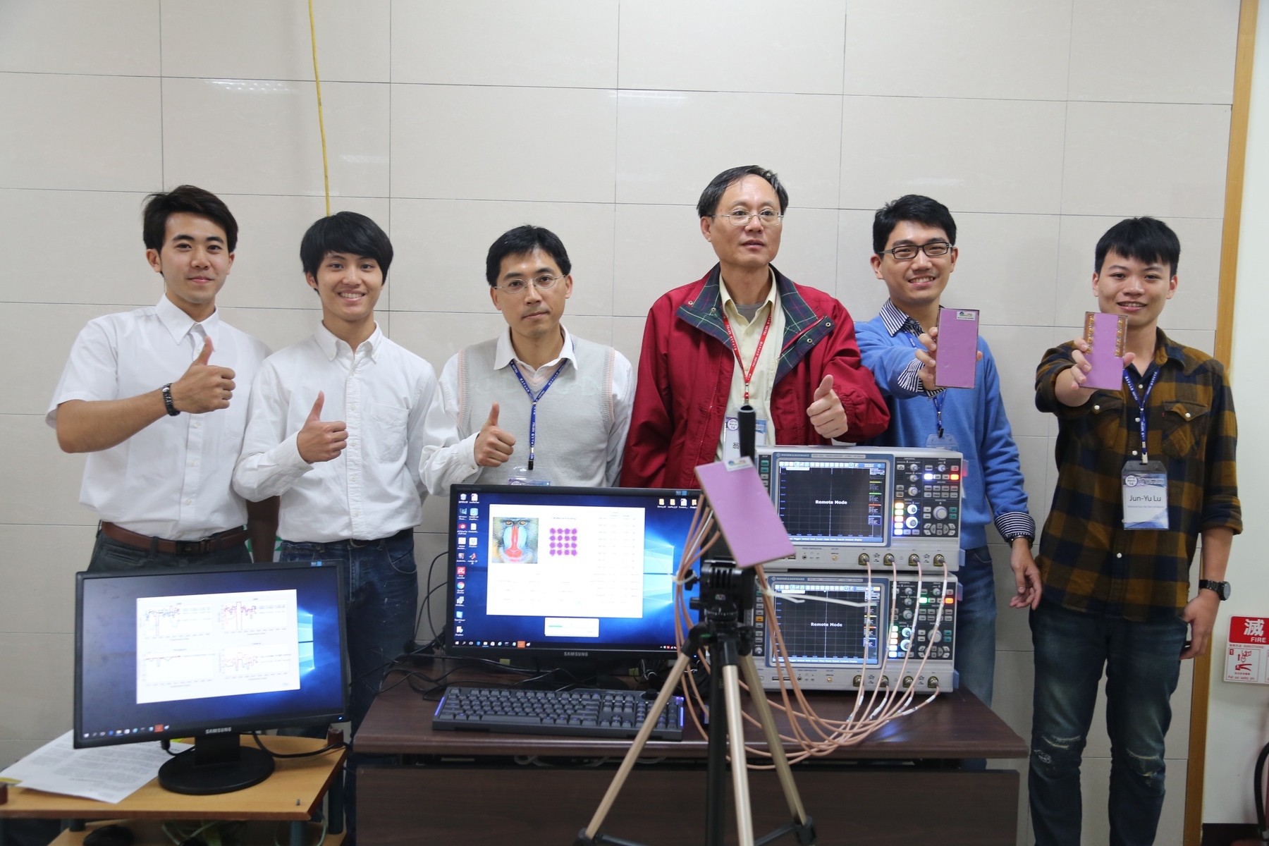 The team of Professor Kin-Lu Wong has been working on the feasibility of multi-antenna applications for cell phones for many years. Now, the team are striving to develop MIMO systems.