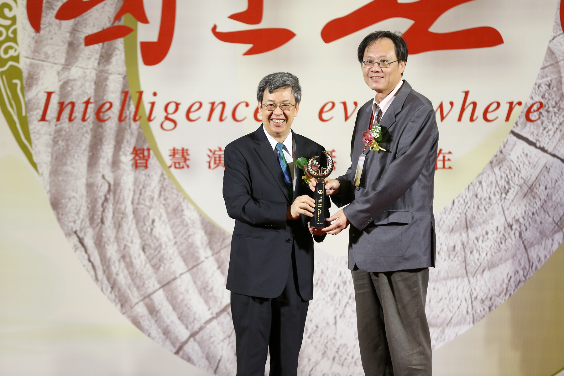 Professor Kin-Lu Wong was awarded the title of National Chair Professor of the Ministry of Education in 2016.