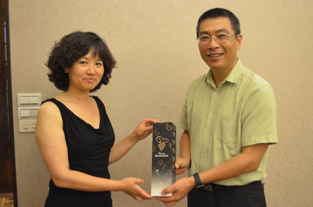 漢語協會代表致贈紀念品，由郭志文國際長(右)代表接受圖片