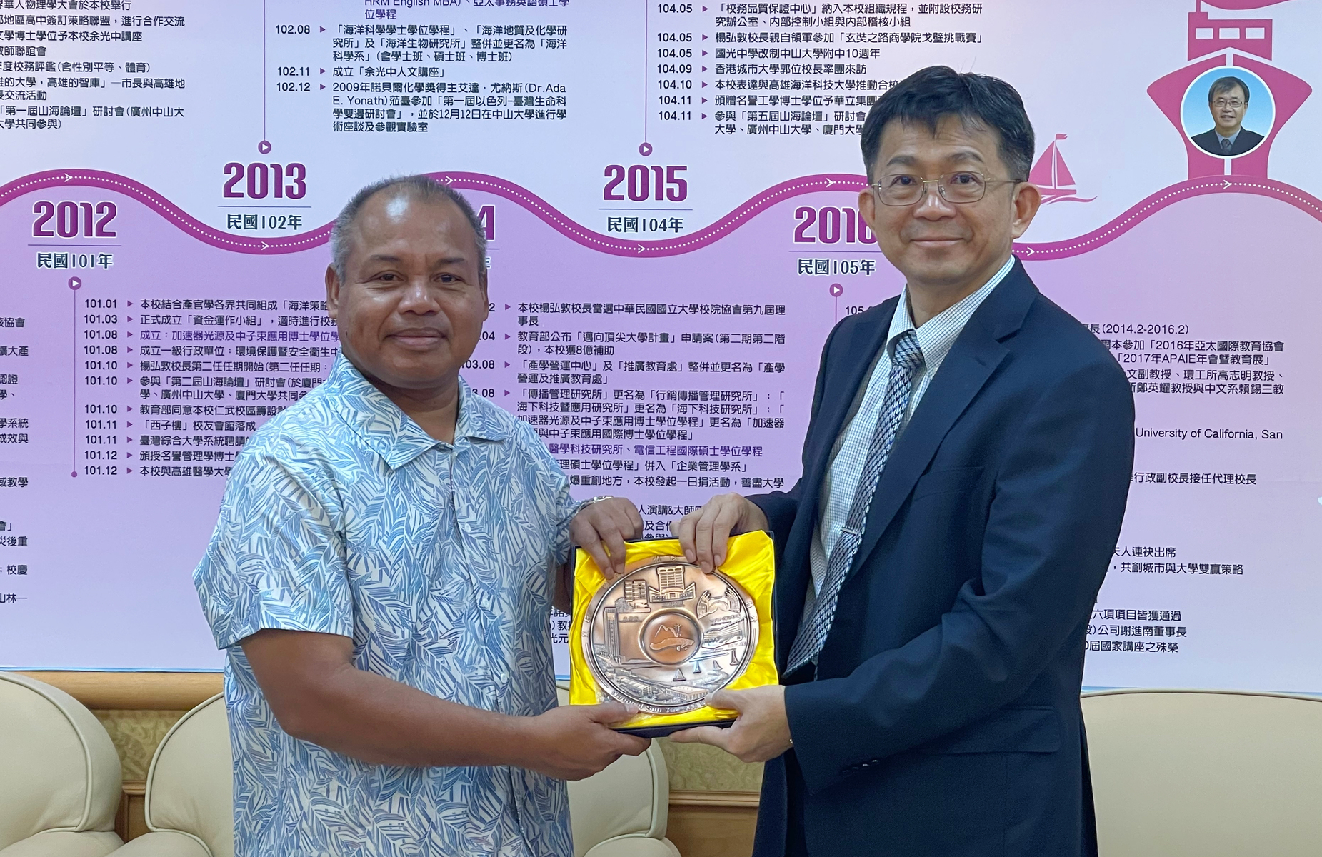 Palau's Vice President and Minister of Health and Human Services, Raynold B. Oilouch, leads a delegation to visit National Sun Yat-sen University. NSYSU President Chih-Peng Li (right) presents him with a commemorative gift.Image