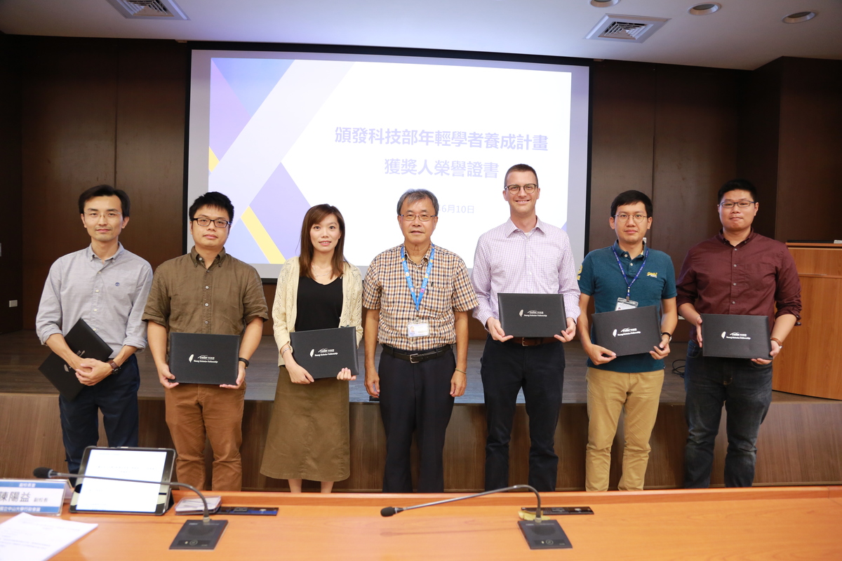 The Fellowship Certificates were handed in to the awardees by NSYSU President Ying-Yao Cheng on behalf of the Minister Liang-Gee Chen.Image