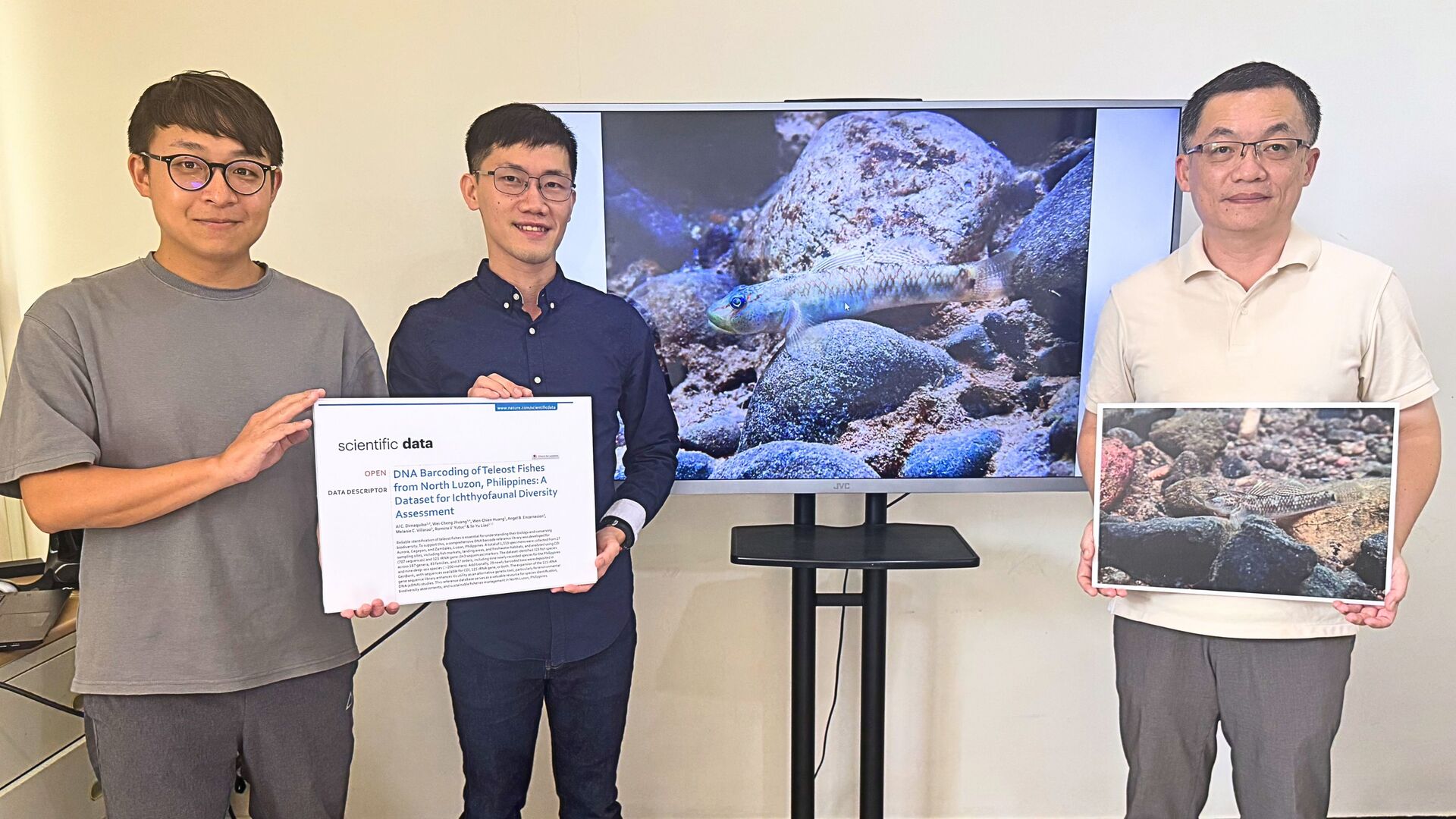 NSYSU College of Marine Sciences Dean Te-Yu Liao (right), whose research team has clarified the true origin of the Lanyu goby.Image