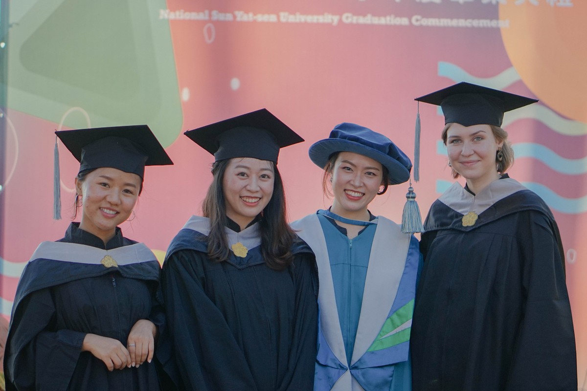 Assistant Professor Jeeyeon Kim with her students