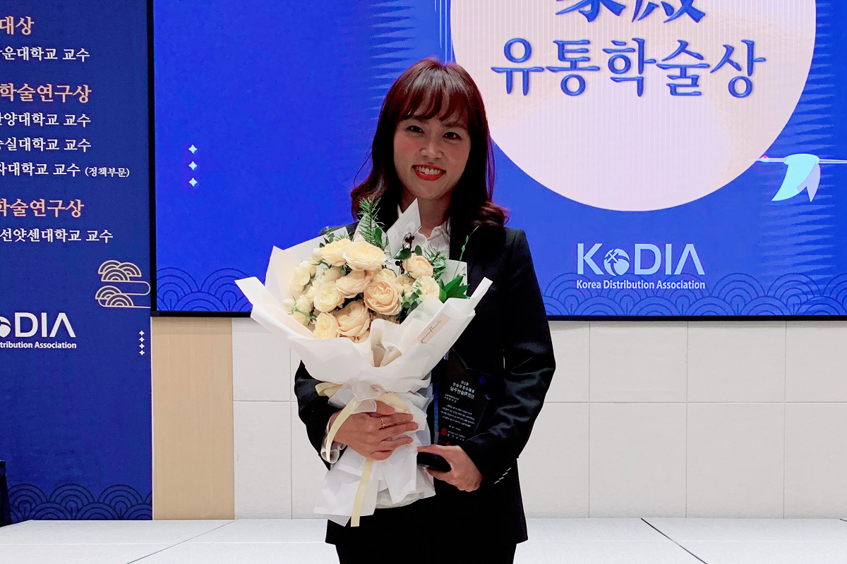 Assistant Professor Jeeyeon Kim of the College of Management, NSYSU, has recently been awarded The Sangjeon Prize of Academic Excellence in Channel and Retailing Study: New Academic Research Award by The Korea Distribution Association for her overall research work in retailing industry and marketing.