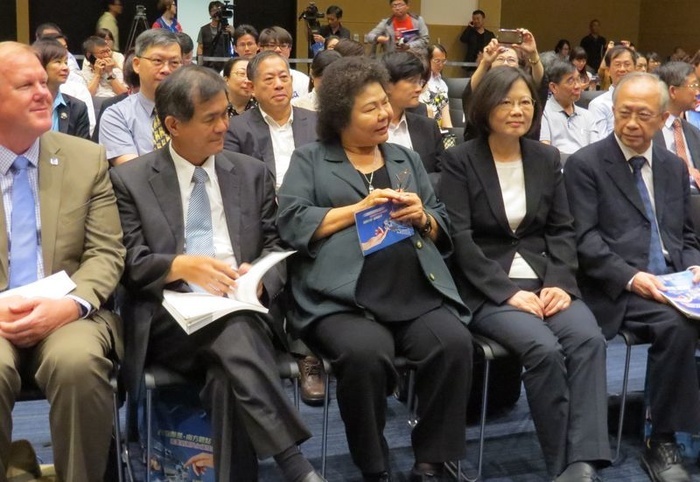美國在台協會（AIT）高雄分處處長杜維浩（左起）、中山大學校長楊弘敦、高雄市市長陳菊、民進黨主席蔡英文、台灣公共議題研究協會理事長胡勝正。 李福忠／攝影圖片