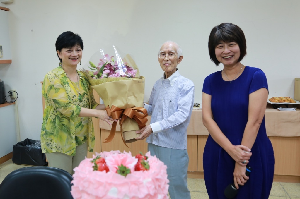 王副院長代表獻花圖片