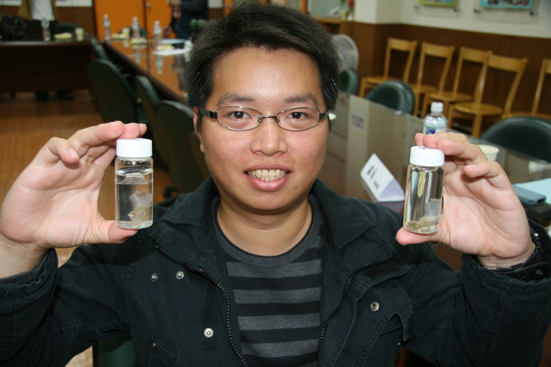 中山海生所博士生蘇室維手持海鞘（Rhopalaea respiciens）圖片